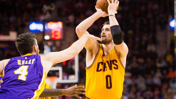 不願冒險！滕哈格：替換瓦拉內因球員感到不適，尚不清楚嚴不嚴重.